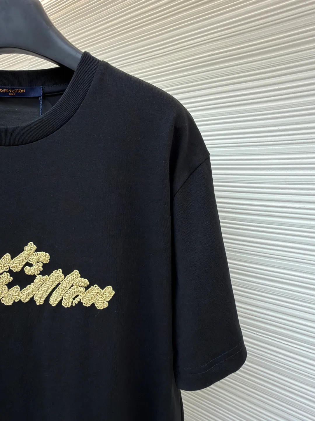 LOUIS VUITTON Raffia letter embroidered short sleeves ●Authentic product: Purchased and developed for 10399 ●Item number: 1680197-X95 ●Material: plain weave high-quality cotton ●Technology: double yarn tensioner thread ●Version: fitted version ●Weight: about 290 grams ●Size: S-M-L-XL ●Description: Clever use of iconic elements like raffia to add a touch of handcrafted flavor to the classic silhouette. Decorated with Louis Vuitton embroidery on the chest and Marque 1.Vuitton Dé 💰osée label on the back. The overall wiring is straight and delicate, the fabric is comfortable and soft, and the color is consistent without color difference. It can be matched with the same style to create a fashionable look and control various occasions. Customized accessories, complete with three standards, same style for men and women!